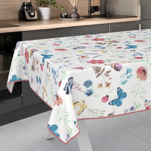 Rechteckige Tischdecke mit farbenfrohem Blumen- und Schmetterlingsprint in Aquarell-Optik auf einem Küchentisch in einer modernen Küche.