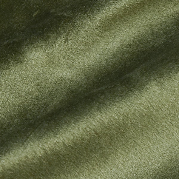 Nahaufnahme eines weichen, olivgrünen Samtstoffes mit feiner Textur in Falten gelegt.