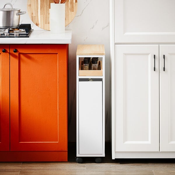 Küchenszene mit schmalem, weißem Rollwagen mit Holzablage für Gewürze