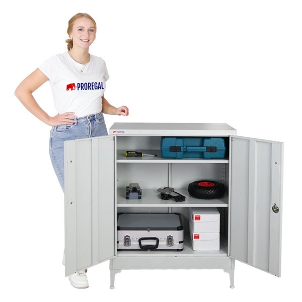 Werkstattschrank mit Regalböden und geöffneten Türen, gefüllt mit Werkzeugen und Zubehör.