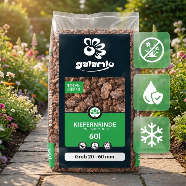 Galamio Kiefernrinde 60 Liter, grob 20 bis 60 Millimeter im hellen Garten. Galamio Logo, Symbole für Unkrautschutz, Wasserspeicherung und Frostschutz.