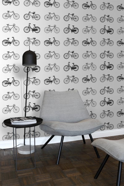 Raumgestaltung mit Fahrradtapete, Leselampe und Sessel