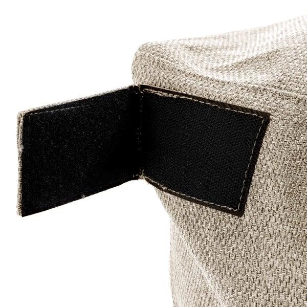 Nahaufnahme eines Textilprodukts mit Klettverschluss auf grob gewebtem Stoff.