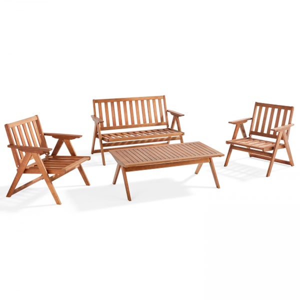 Garten-Lounge-Set aus Holz bestehend aus einem Tisch, zwei Sesseln und einer Zweisitzer-Bank.