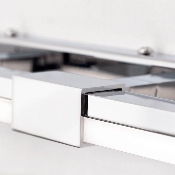Detailansicht einer eckigen Wandhalterung aus Metall für Badaccessoires.