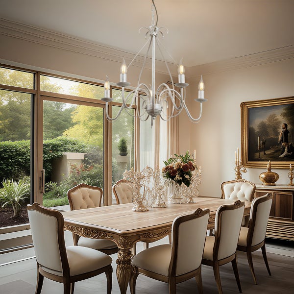 Esszimmer mit Esstisch, Stühlen und einem Kronleuchter