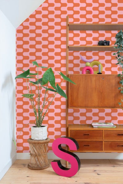 Dekorative Inneneinrichtung mit gemusterten Tapeten, Holzregal und Zimmerpflanzen