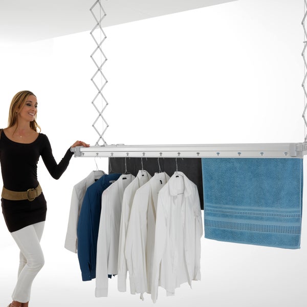 Deckenwäscheständer mit hängenden Kleidungsstücken und Handtuch