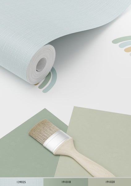 Tapetenrolle mit Farbpalette und Pinsel für die Wandgestaltung