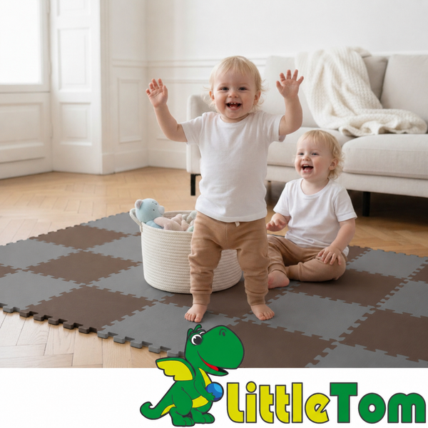 Zwei Kleinkinder spielen auf einer puzzleartigen Bodenmatte in einem Wohnzimmer, daneben ein Korb mit Spielzeug, LittleTom Logo.