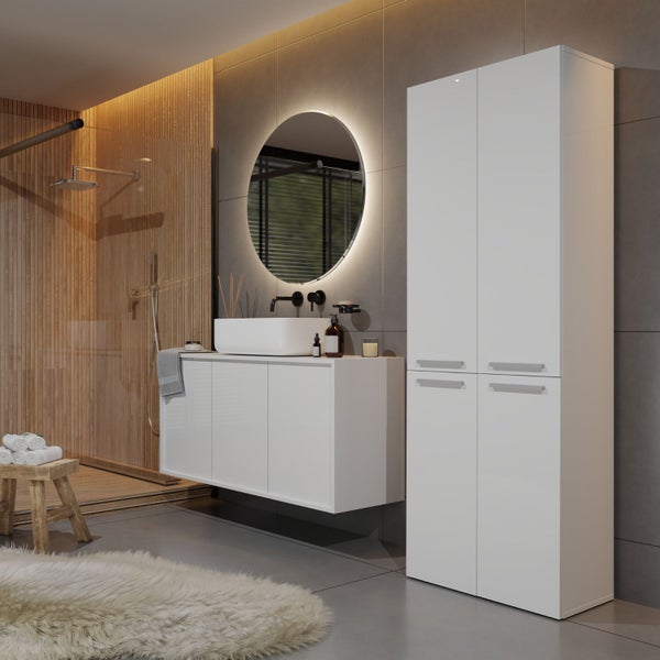 Modernes Badezimmer mit Waschtisch, Spiegel, Badschrank und Dusche.