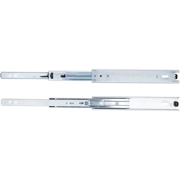 Pampasgras Cortaderia selloana im blauen Kunststofftopf im Außenbereich einer Baumschule vor einem Wald.