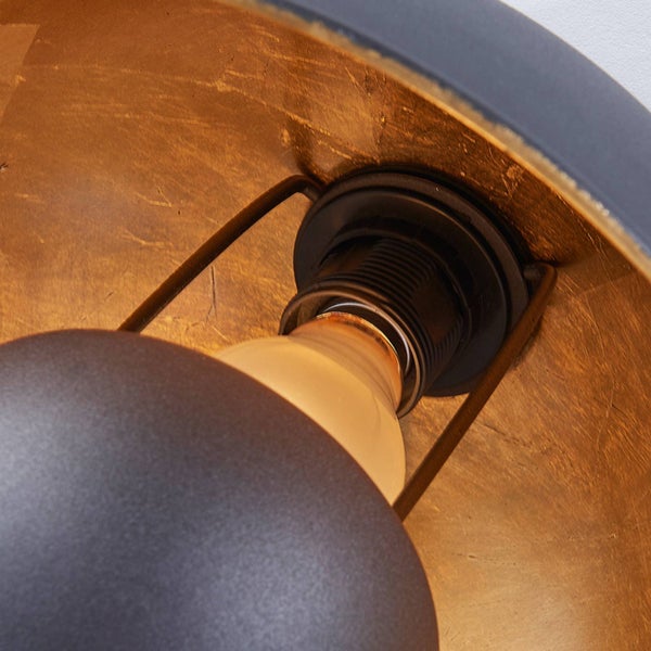 Detailansicht einer Lampe mit Leuchtmittel und Fassung