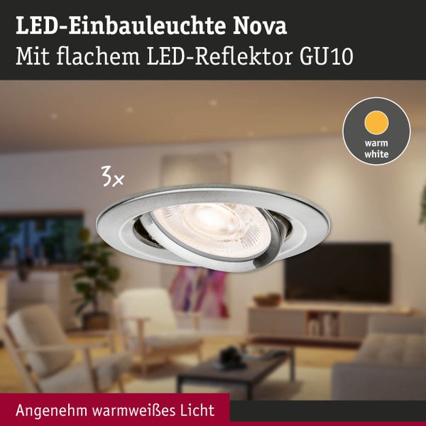 LED-Einbauleuchte Nova im dreier Set mit flachem GU10 LED-Reflektor, warmweißes Licht, schwenkbar, in hellem Wohnzimmer mit Sesseln.