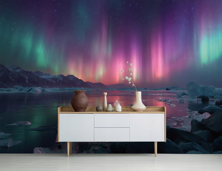 Fototapete mit Nordlichtmotiv hinter Sideboard mit Dekoration