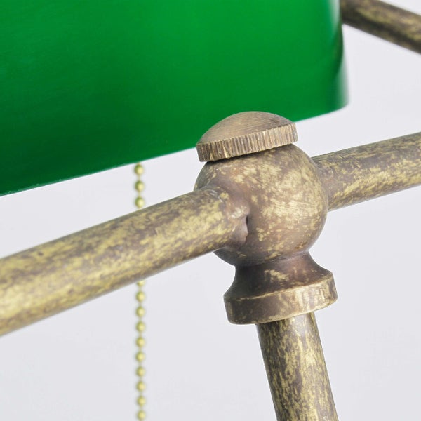 Detailaufnahme einer Bankerlampe mit grünem Schirm und Messinggestell