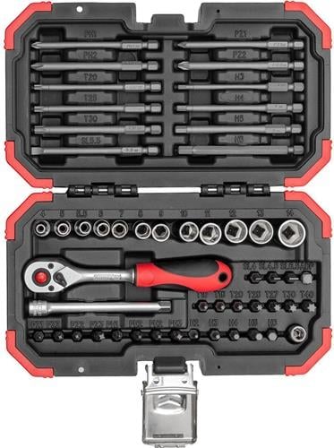 Offener Werkzeugkoffer mit Schraubenschlüsseln, Steckschlüsseln und Bits