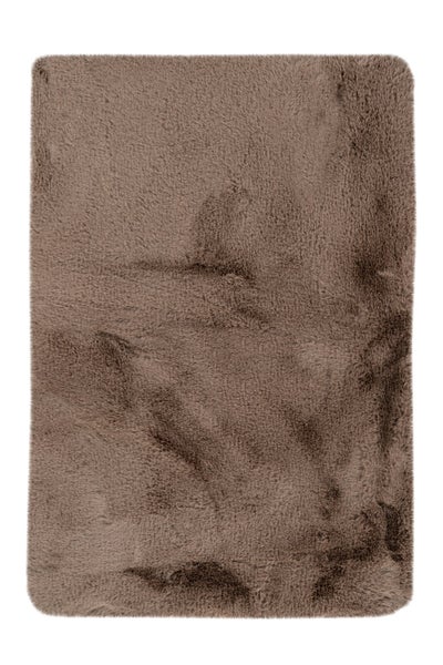 Brauner Hochflorteppich in rechteckiger Form.