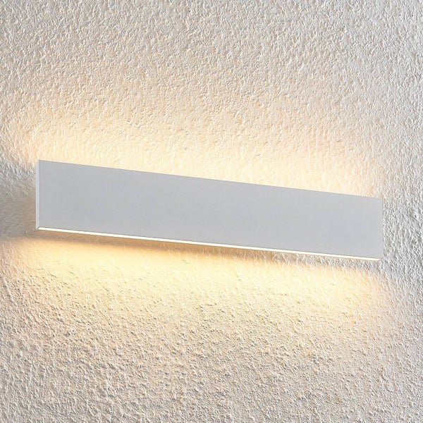 Moderne rechteckige LED-Wandleuchte mit indirektem Lichtaustritt nach oben und unten.