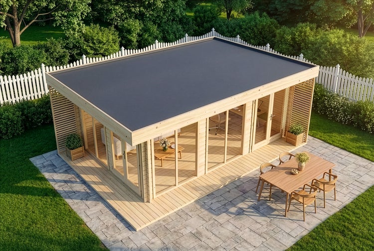 Modernes Gartenhaus aus Holz mit Flachdach, großen Fensterfronten und Terrasse in einem hellen Garten mit Steinterrasse und Sitzgruppe.