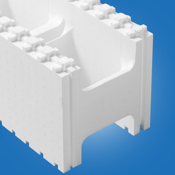 Schalungsstein aus expandiertem Polystyrol mit Verzahnungssystem für die Wärmedämmung.