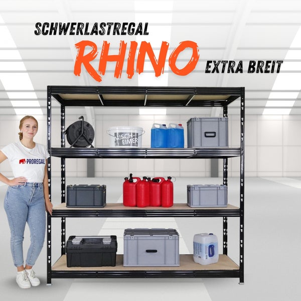 Person neben einem extra breiten Schwerlastregal Rhino von Proregal mit vier Ebenen in einer hellen, organisierten Lagerhalle.