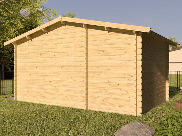 Großes Gartenhaus aus hellem Holz mit Satteldach in Blockbohlenbauweise auf einer Rasenfläche.