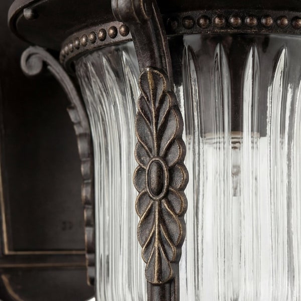Detailaufnahme einer Außenwandleuchte mit Glas und dekorativen Elementen