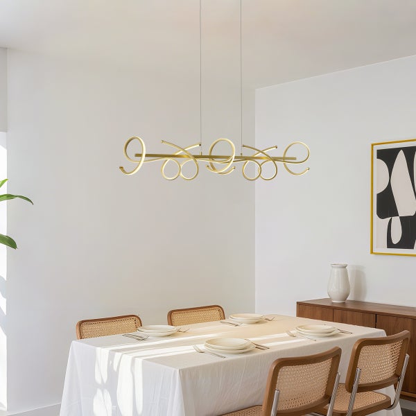 Esstisch mit Geschirr unter einer modernen, geschwungenen Pendelleuchte.