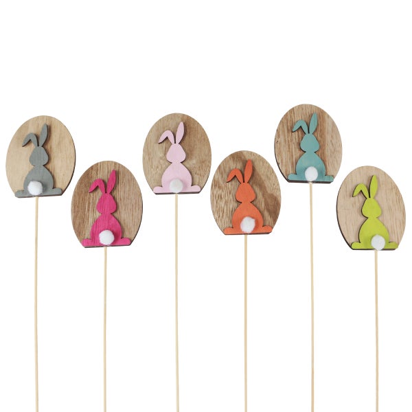 Dekorative Osterhasenfiguren aus Holz auf Stielen