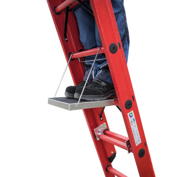Detailaufnahme einer roten Leiter mit einer Person, die Sicherheitsschuhe trägt und auf einer Trittfläche steht