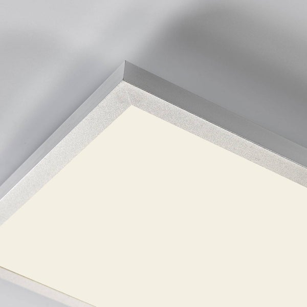 Detailaufnahme der Ecke eines flachen LED-Deckenpanels mit silbernem Rahmen und weißem Diffusor.
