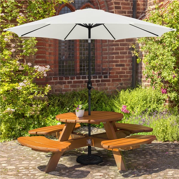 Gartenszene mit Picknicktisch aus Holz und Sonnenschirm