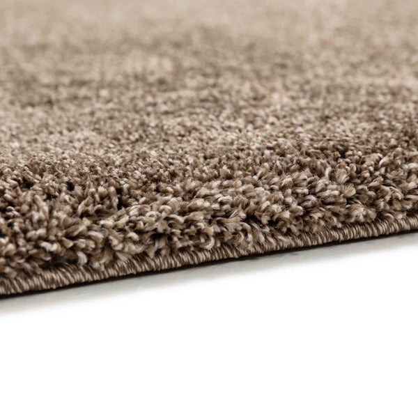 Hochflor-Teppich mit dichter Textur und gekettelter Kante.
