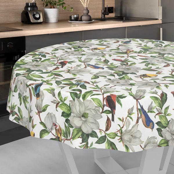 Runde Tischdecke mit Magnolien und Vögeln auf einem Tisch in einer modern eingerichteten Küche.