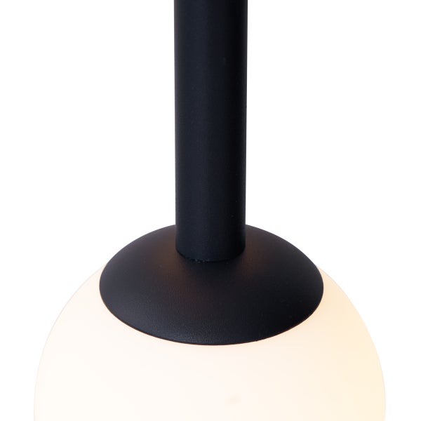 Detailaufnahme einer Pendelleuchte mit schwarzer Aufhängung und einem kugelförmigen Lampenschirm.