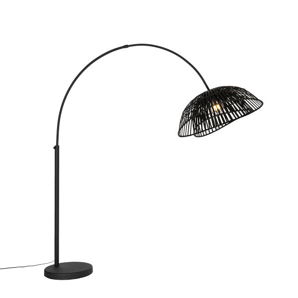 Bogenleuchte mit Lampenschirm aus Rattan