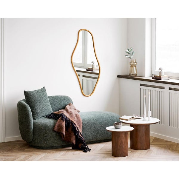 Wohnzimmer mit Spiegel, Liege und Beistelltischen