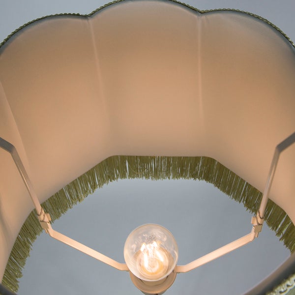 Innenansicht eines Lampenschirms mit Leuchtmittel