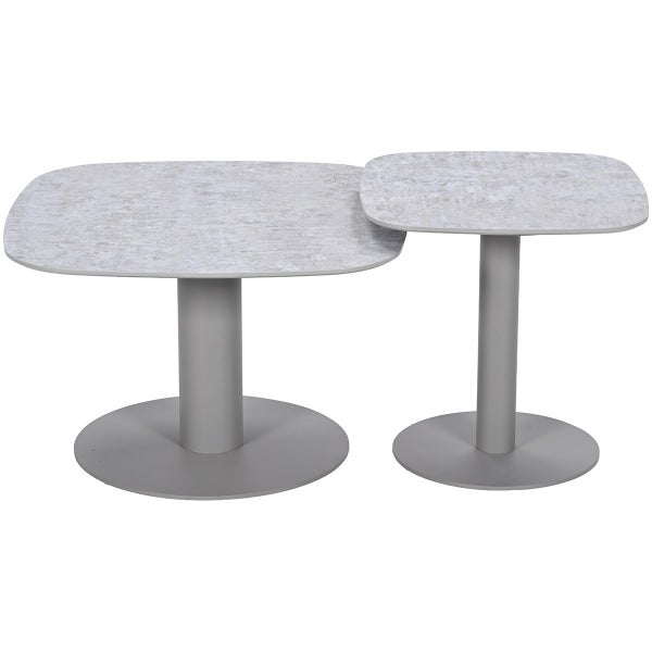 Couchtisch Zweier-Set mit Tischplatten in Beton-Optik und runden Standfüßen.