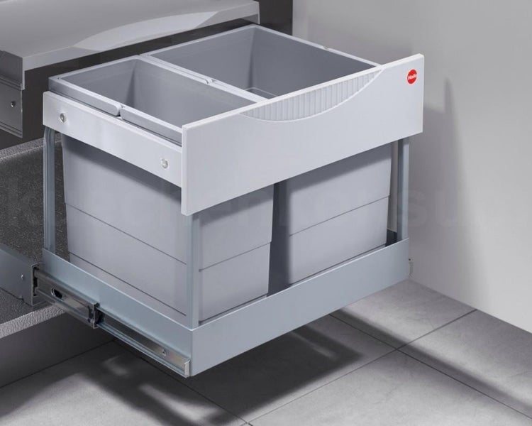 Hailo Abfalltrennsystem für Küchenunterschränke mit zwei grauen Kunststoffeimern und Metallauszug sowie Hailo Logo.