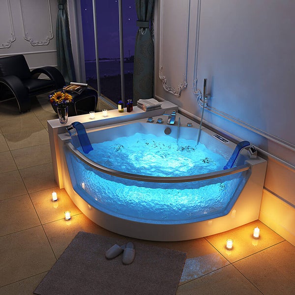 Eck-Whirlpool mit Beleuchtung und Glaseinsatz in einem modern eingerichteten Badezimmer mit Kerzenbeleuchtung und Fliesenboden.
