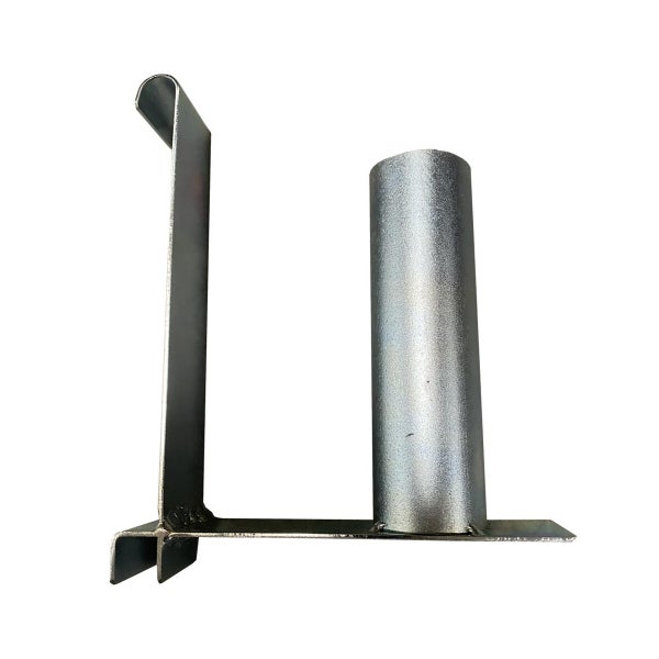 Metallhalterung aus verzinktem Stahl mit zylindrischer Hülse und einem vertikalen Arm mit Haken.