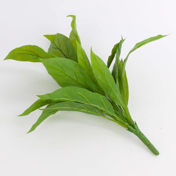 Künstlicher Pflanzenzweig mit grünen, spitz zulaufenden Blättern aus Kunststoff für die Innendekoration.