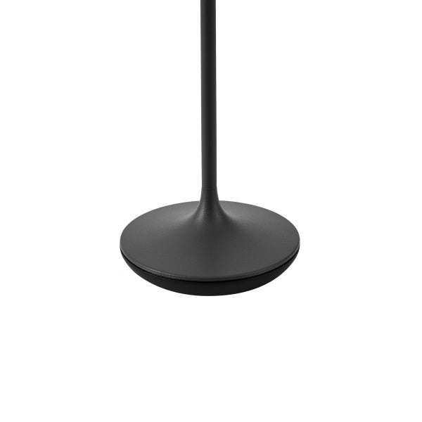 Runder schwarzer Standfuß aus Metall mit einer schmalen Stange.