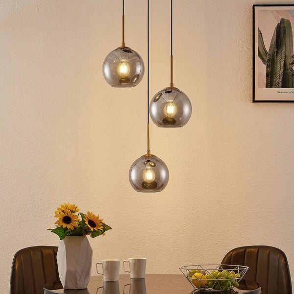 Esstischszene mit einer dreiflammigen Pendelleuchte mit Glaskugelschirmen