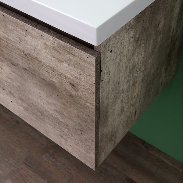 Detailaufnahme eines Waschtischunterschranks mit weißer Oberfläche und Holzstruktur