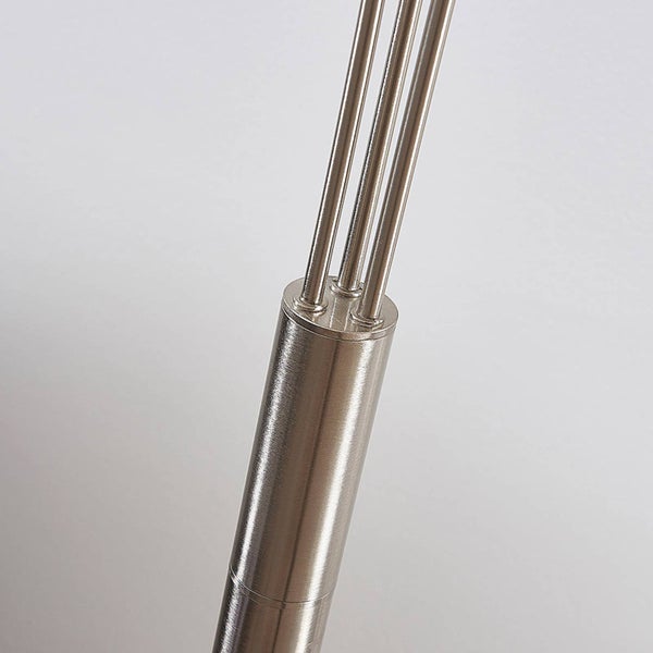 Detailansicht eines Lampengestells aus Metall mit dünnen Stäben und einem zylindrischen Verbindungselement.