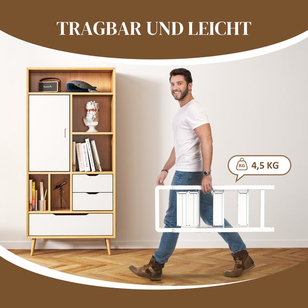 Ein Mann trägt eine leichte Leiter vor einem Bücherregal