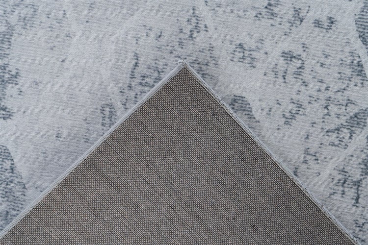 Nahaufnahme eines Teppichs mit abstraktem Vintage-Muster und gewebter Textilrückseite.